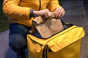 В Петербурге мигрантам запретили работать курьерами